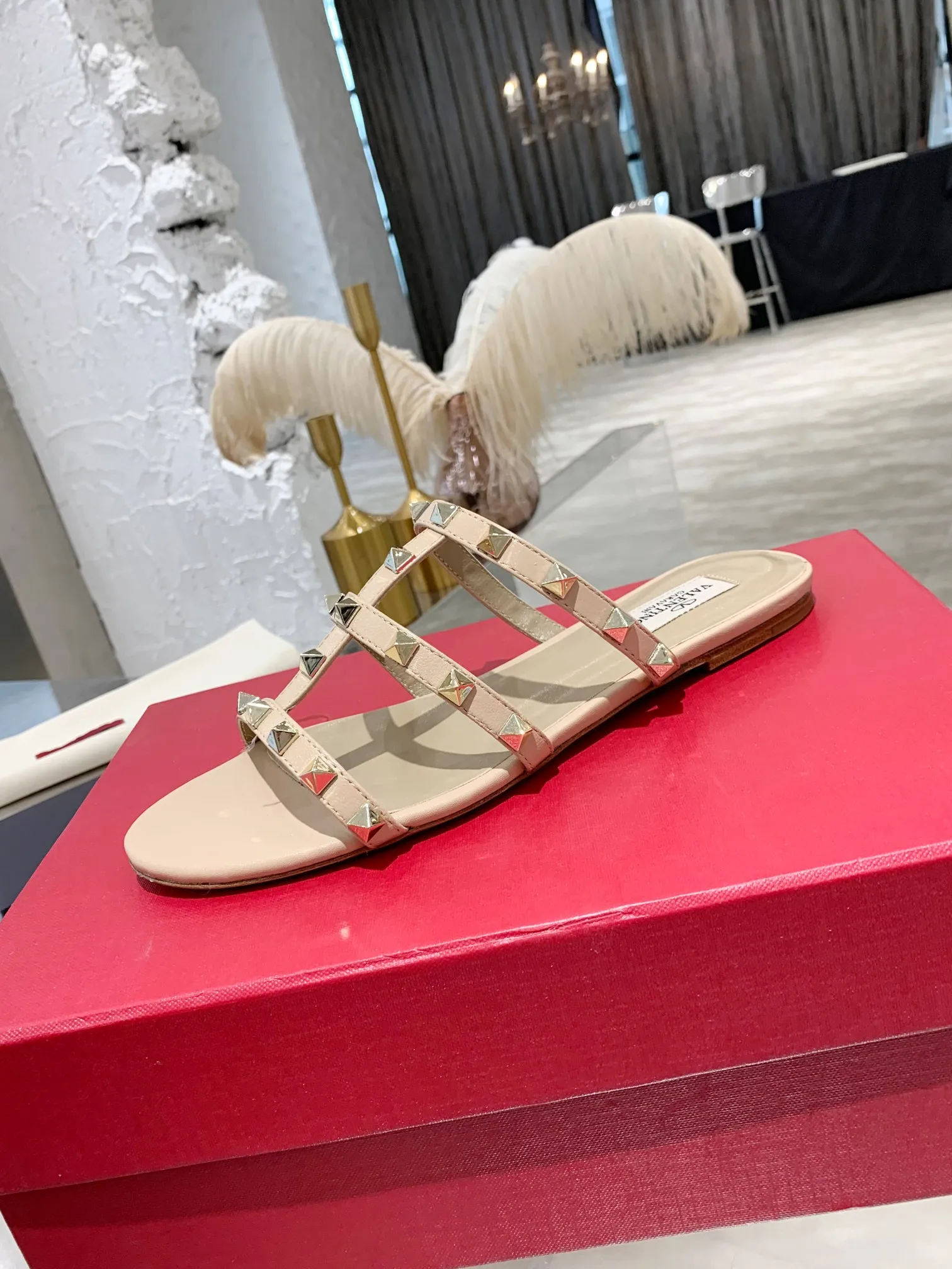 👟👟Ex-factory price 380👟👟 Women's shoes Women's clothing Women's shoes Women's clothing Valentino studded classic sandals ✔️Mixed-breed sheepskin upper ✔️Mixed-breed sheepskin lining and foot pads ✔️Italian yellow cowhide outsole with clear texture consistent with the counter ✔️Code number 35-40 (34, 41, can be customized and not returned)